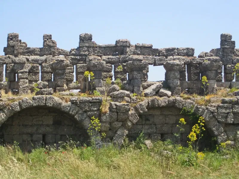 Ancient Roman aqueduct - Photo 3