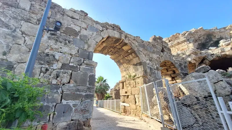 Ancient Roman aqueduct - Photo 4