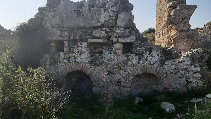 Ancient Roman aqueduct - Photo 6