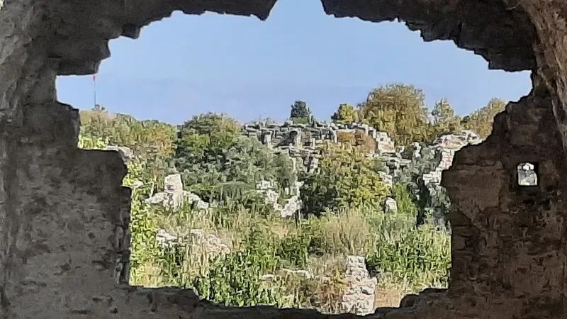 Ancient Roman aqueduct - Photo 7