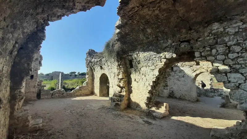 Ancient Roman aqueduct - Photo 9