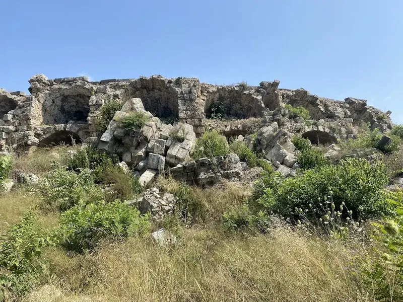 Ancient Roman aqueduct - Photo 10