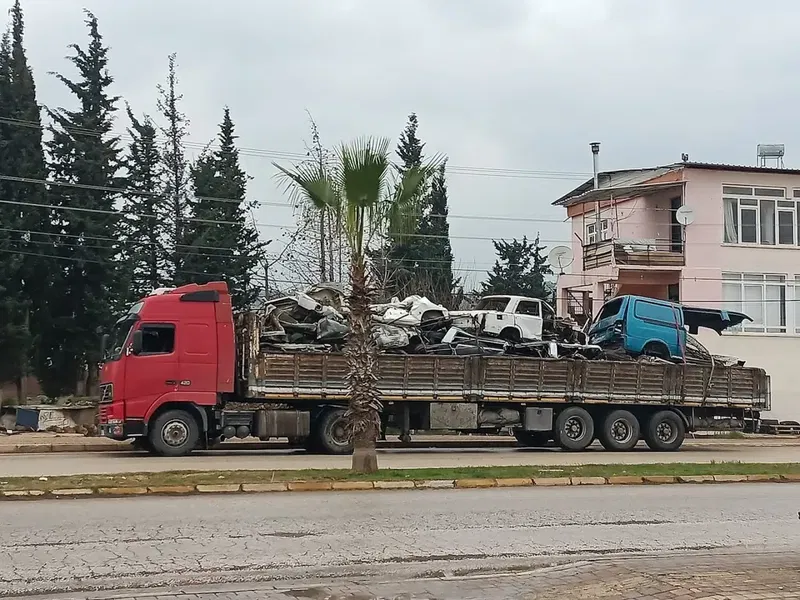 Antalya Oto Hurda - Çekme Belgeli Araç - Bayrakçı Hurdacılık - Photo 1