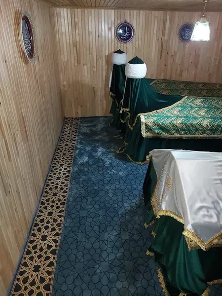 Burhan Dede Türbesi - Photo 2
