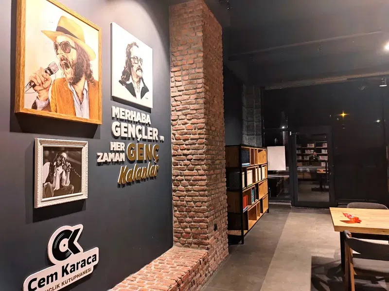 Cem Karaca Kütüphanesi - Photo 7