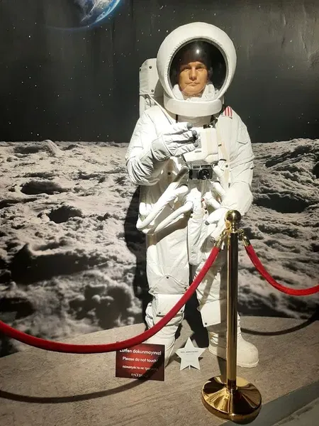 Face2Face Wax Museum - Photo 9