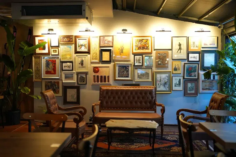 Gaslight Pub - Photo 1