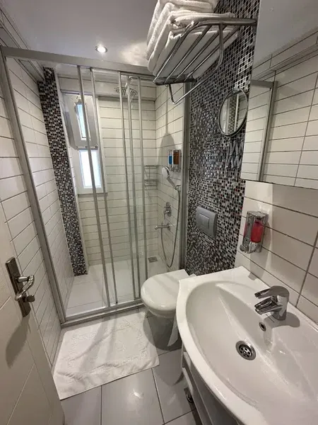 Hideaway Hotel - Photo 5