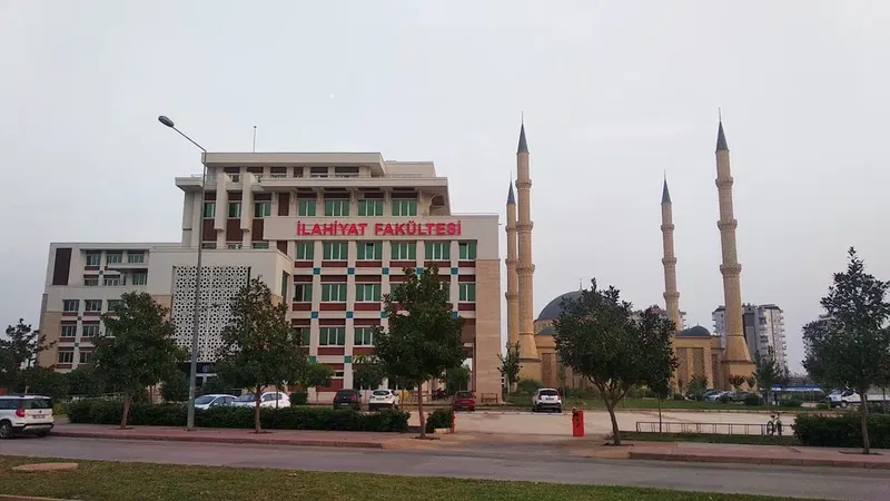 Akdeniz Üniversitesi İlahiyat Fakültesi - Photo 5