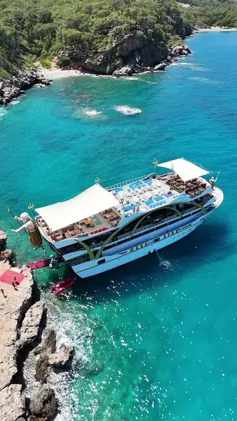 Mega Star Yacht Tours - Photo 3