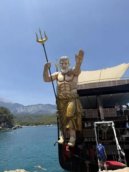 Mega Star Yacht Tours - Photo 5