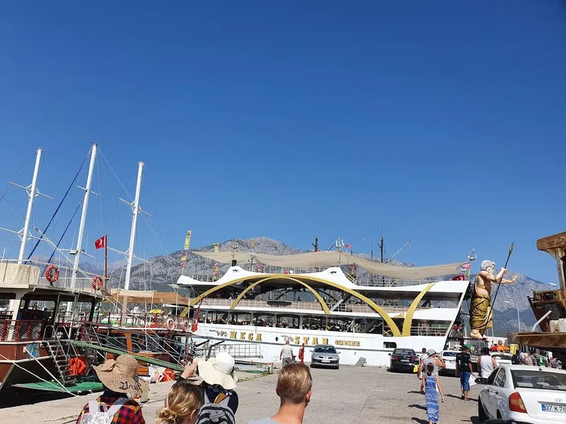 Mega Star Yacht Tours - Photo 9