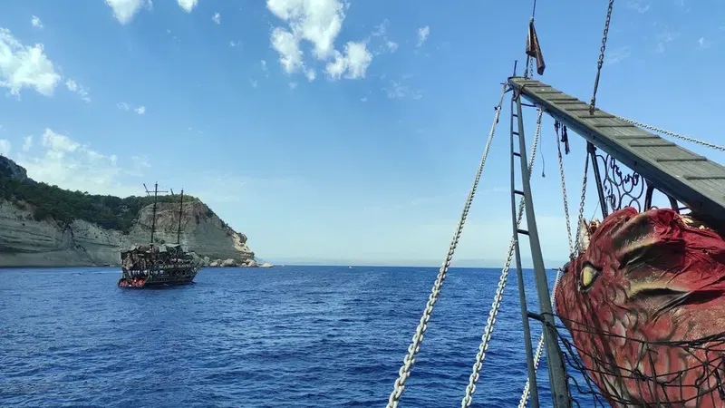 Monster yacht tour - Photo 1