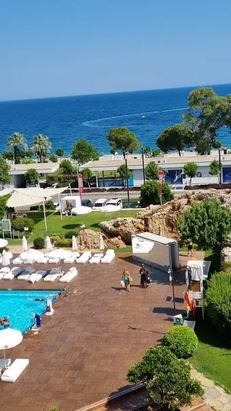 Pool Bar - Photo 3