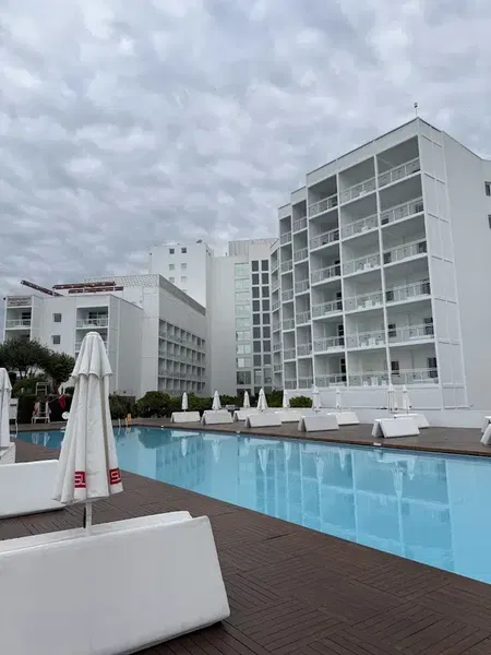 Pool Bar - Photo 5