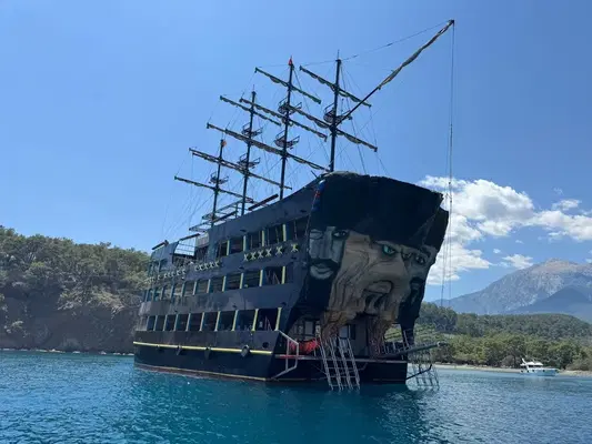 Red Dragon Boat Tour