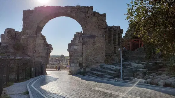 Side Dionysos Tapınağı