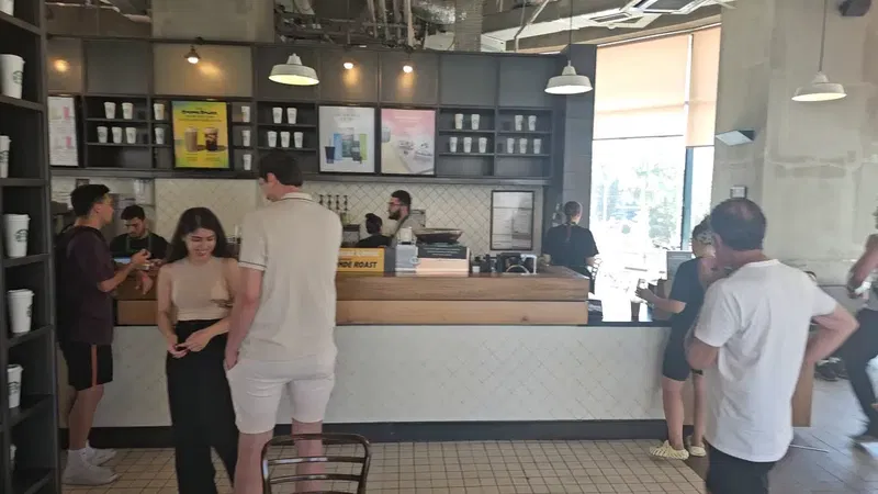 Starbucks - Photo 8