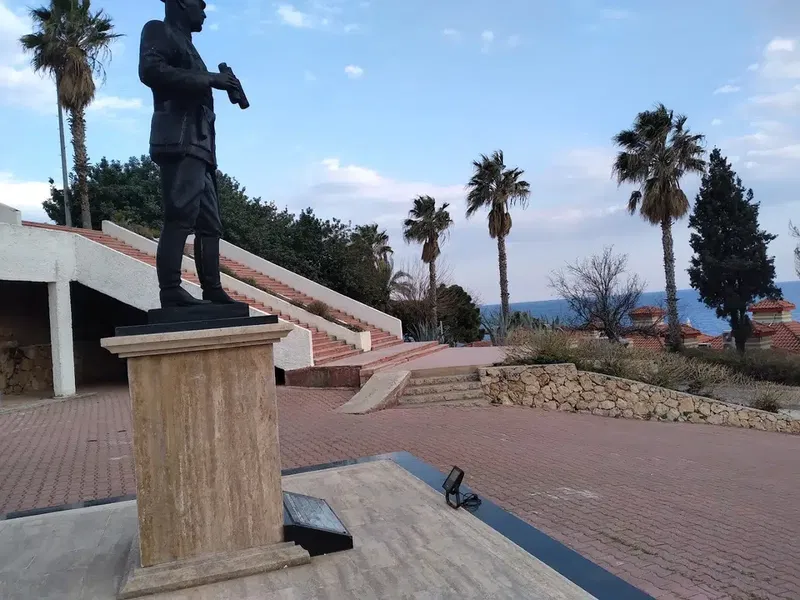 Topçu Yüzbaşı Mustafa Ertuğrul Heykeli - Photo 1