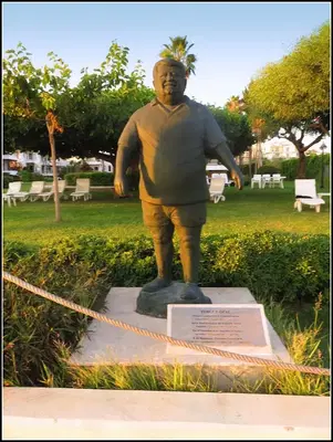 Turgut Özal Heykeli