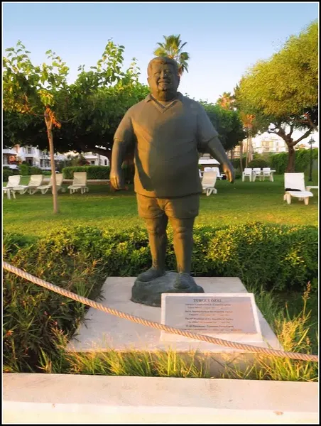 Turgut Özal Heykeli - Photo 1