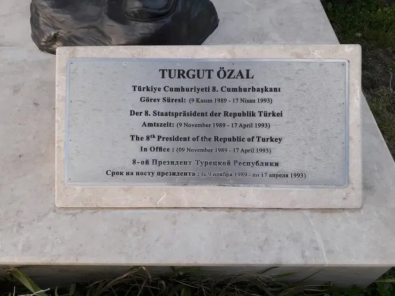 Turgut Özal Heykeli - Photo 2
