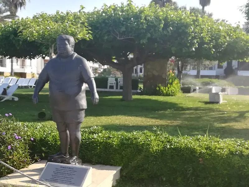 Turgut Özal Heykeli - Photo 9