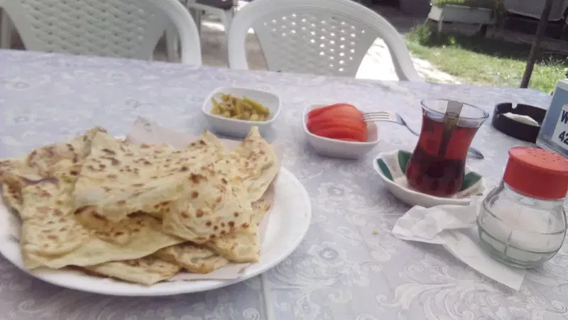 Şahin Mola Cafe Market Çay Tost Ve Sâc Boregi Cesitleri lzgara Sigara Ve Tütün Mamuller - Photo 1